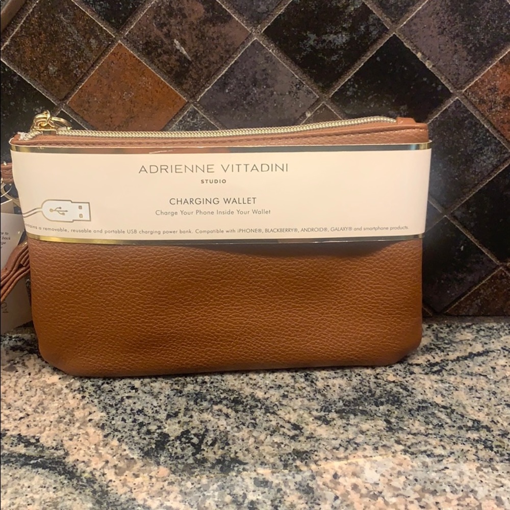 Adrienne Vittadini charging wallet